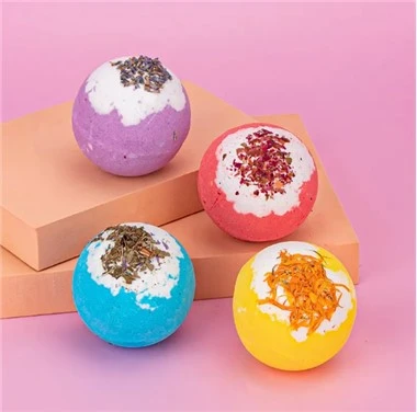 Bombe da bagno con petali di fiori
